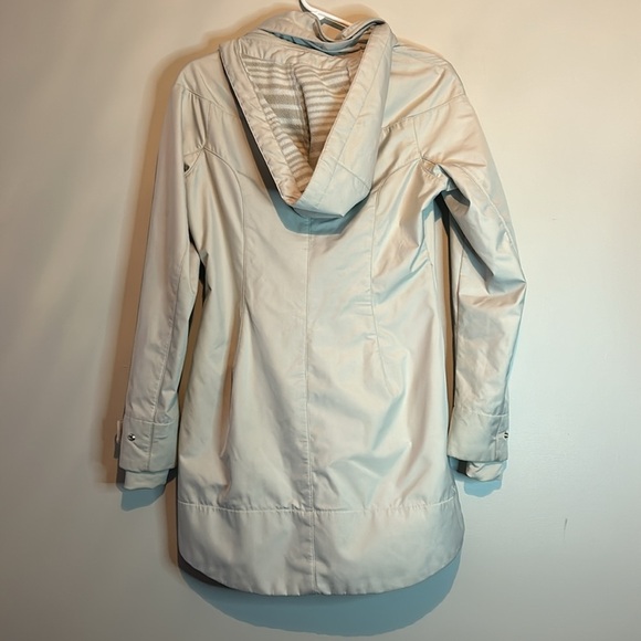 Elegant Cream Women's Jacket - Picture 3 of 16
